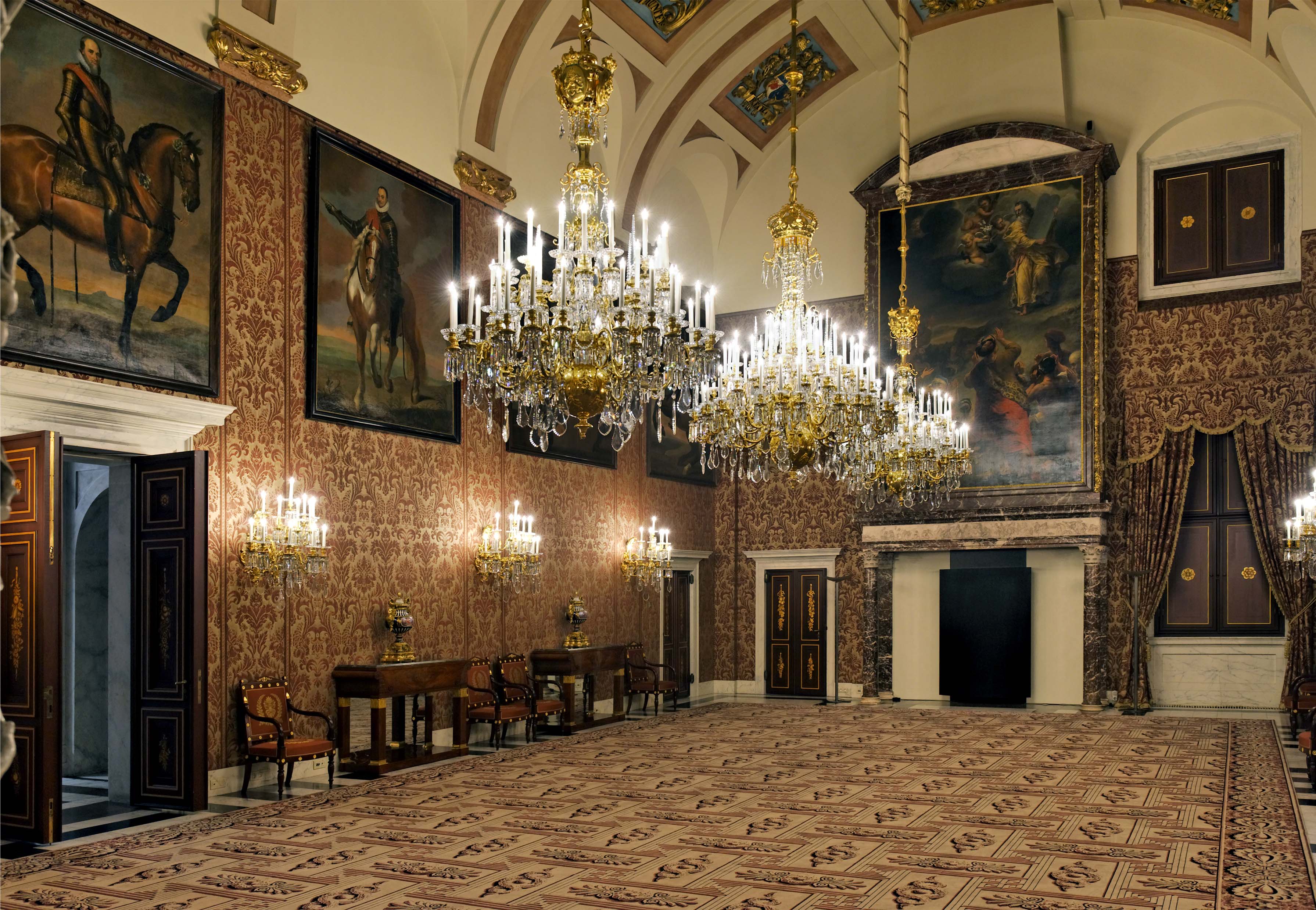 https://d3r8gwkgo0io6y.cloudfront.net/upload/royal palace.jpg